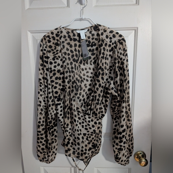 H&M Patterned Wrap-front Blouse Size XL (New) - Picture 6 of 10